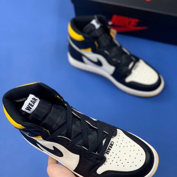 Athletic_Shoes